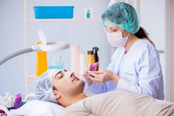 Young handsome man visiting female doctor cosmetologist — Stock Photo, Image