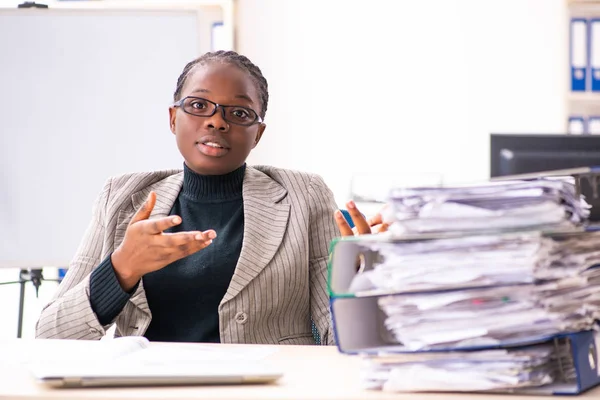 黑人女雇员对过度工作不满 — 图库照片
