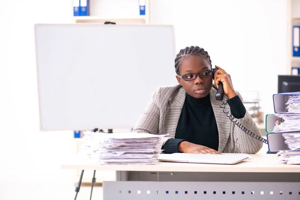 Zwarte vrouwelijke werknemer ongelukkig met buitensporige werk — Stockfoto