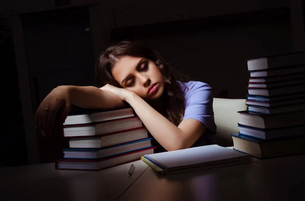 Junge Studentin bereitet sich spät zu Hause auf Prüfungen vor — Stockfoto