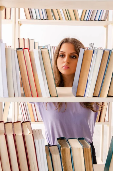 Giovane studentessa che si prepara per gli esami in biblioteca — Foto Stock