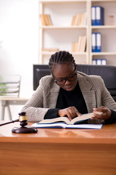Чорна жінка-адвокат в Кортхаусі — стокове фото