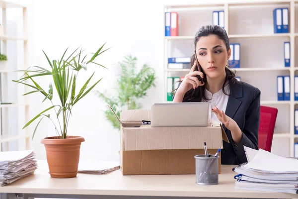 Empleada joven siendo despedida de su trabajo — Foto de Stock