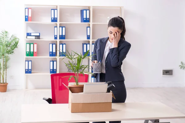 Jonge vrouwelijke werknemer ontslagen van haar werk — Stockfoto