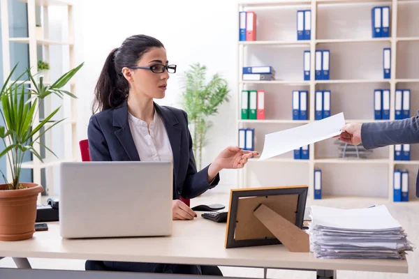 Junge Mitarbeiterin wird von ihrer Arbeit entlassen — Stockfoto