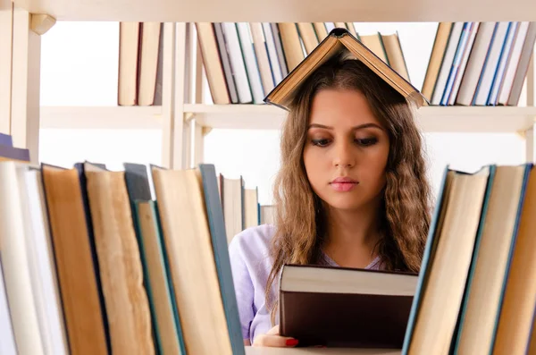 Giovane studentessa che si prepara per gli esami in biblioteca — Foto Stock