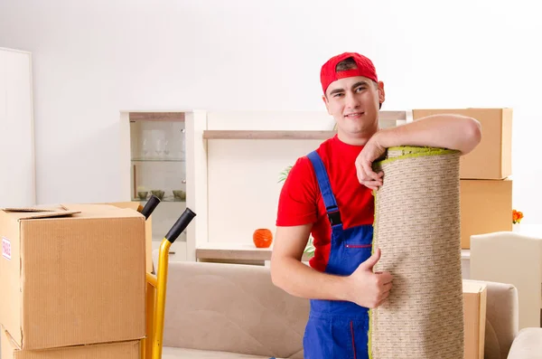 Joven contratista con cajas trabajando en interiores — Foto de Stock