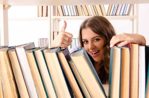 Joven estudiante preparándose para los exámenes en la biblioteca — Foto de Stock