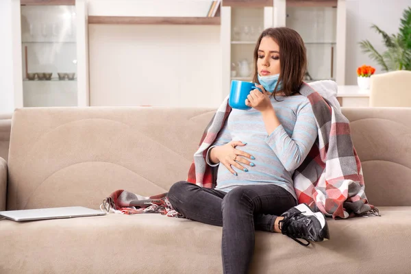 Chora kobieta w ciąży cierpiąca w domu — Zdjęcie stockowe