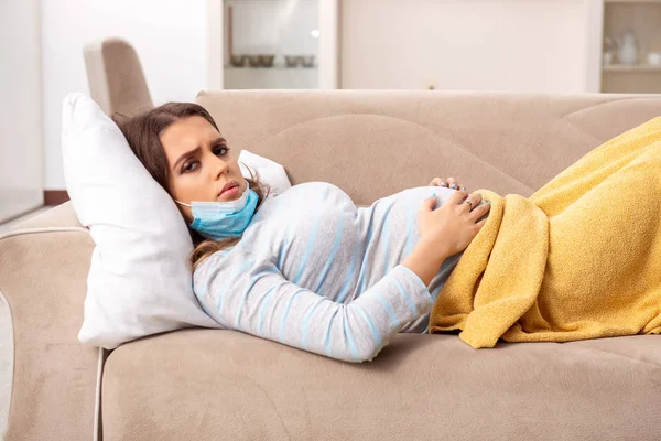 Zieke zwangere vrouw die thuis lijdt — Stockfoto