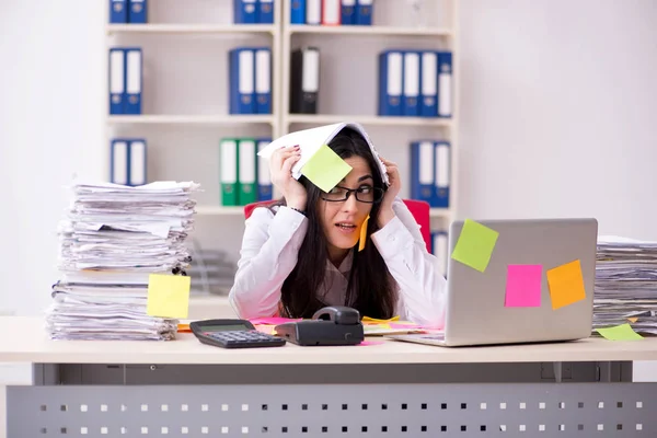 Junge Arbeitnehmerin in widersprüchlichem Prioritätenkonzept — Stockfoto