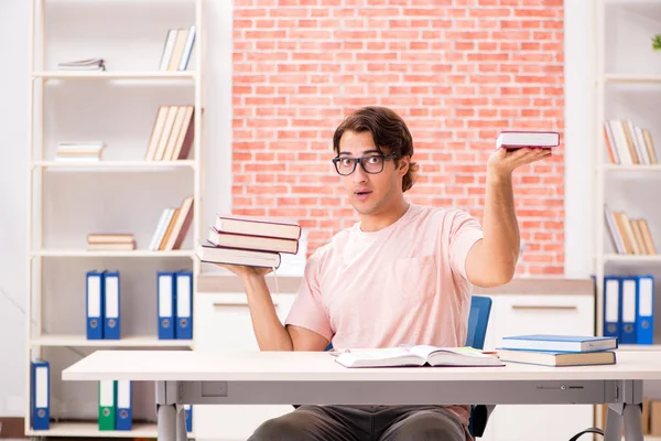 Giovane studente preparazione per gli esami universitari — Foto Stock