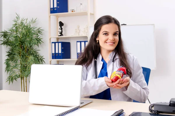 Medico cardiologo femminile che lavora in clinica — Foto Stock