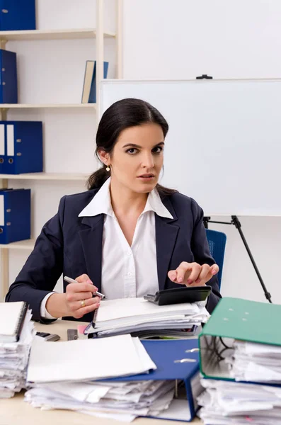 Funcionário feminino com muito trabalho no escritório — Fotografia de Stock