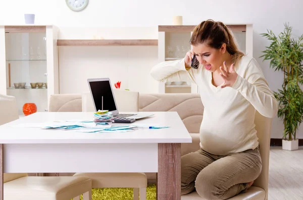 Giovane donna incinta nel concetto di pianificazione di bilancio — Foto Stock