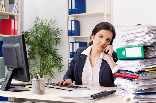 Ofiste çok fazla çalışma ile kadın işçiye — Stok fotoğraf