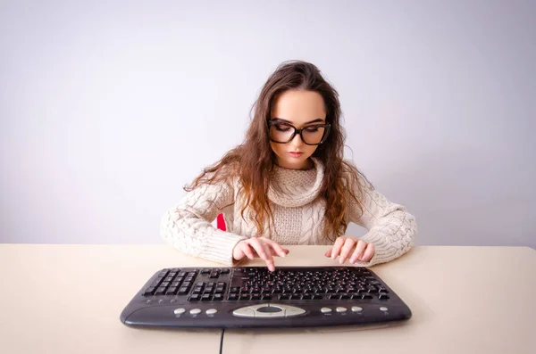 有趣的书呆子女孩在电脑上工作 — 图库照片