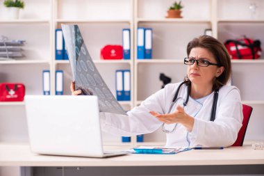 Yaşlı kadın doktor radyolog klinikte