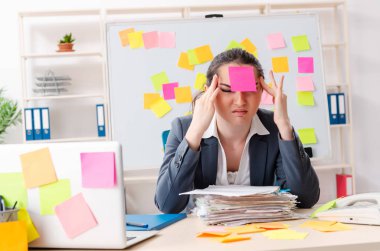 Çelişkili öncelik kavramında genç bayan çalışan 