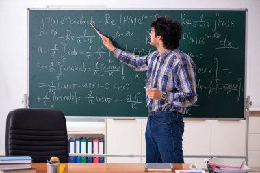 Komik erkek matematik öğretmeni sınıfta 