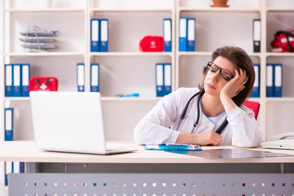 Ältere Ärztin arbeitet in der Klinik — Stockfoto