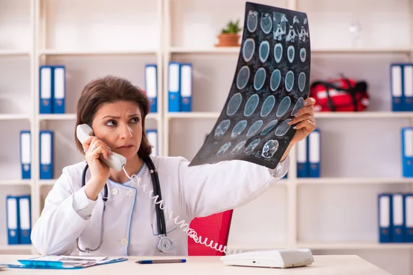 Leeftijd vrouwelijke arts radioloog in de kliniek — Stockfoto
