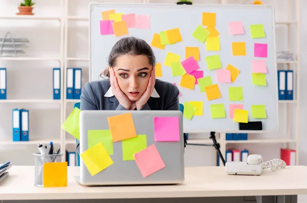 Jeune salariée dans un concept de priorités conflictuelles — Photo