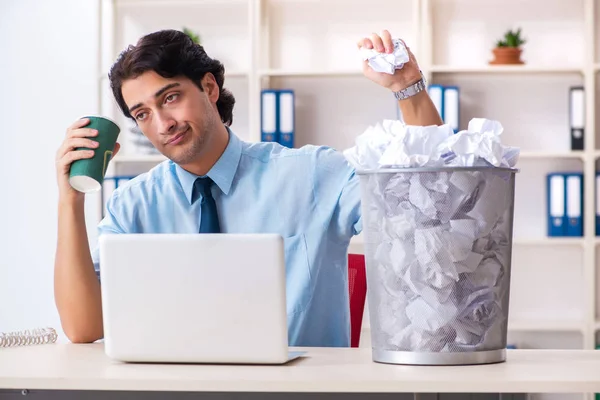 Affärsman förkastar nya idéer med massor av papper — Stockfoto