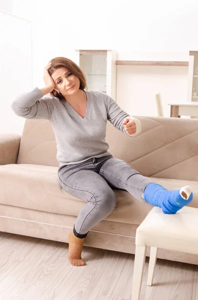 Woman after car accident suffering at home — Stock Photo, Image