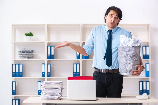 Zakenman verwerpt nieuwe ideeën met veel papieren — Stockfoto