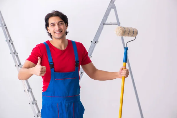 Joven contratista guapo trabajando en interiores —  Fotos de Stock