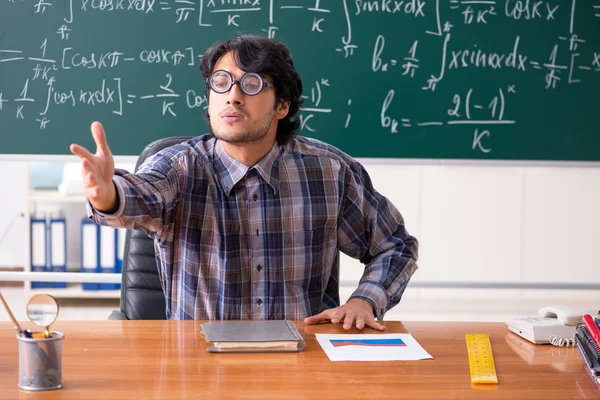 Legrační muž matematiku v učebně — Stock fotografie