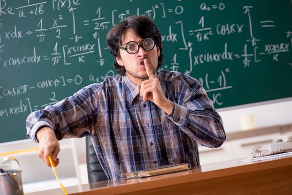 Profesor de matemáticas masculino divertido en el aula — Foto de Stock