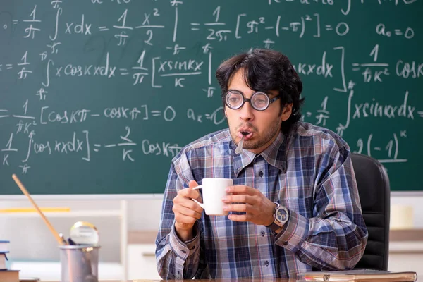Profesor de matemáticas masculino divertido en el aula — Foto de Stock