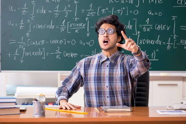 Lustige männliche Mathelehrer im Klassenzimmer — Stockfoto