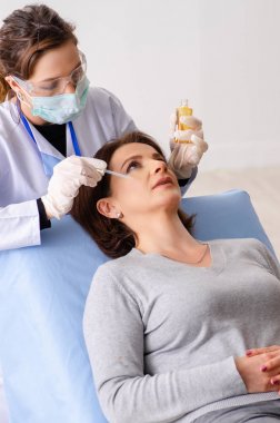 Kadın estetik plastik ameliyat için hazırlanıyor