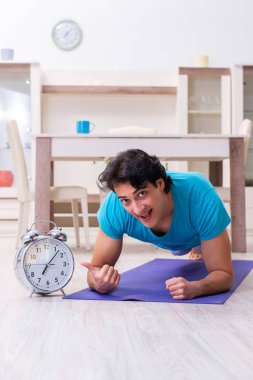 Yakışıklı delikanlı sabah egzersizleri yapıyor 