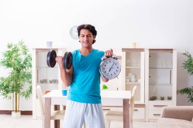 Yakışıklı delikanlı sabah egzersizleri yapıyor 