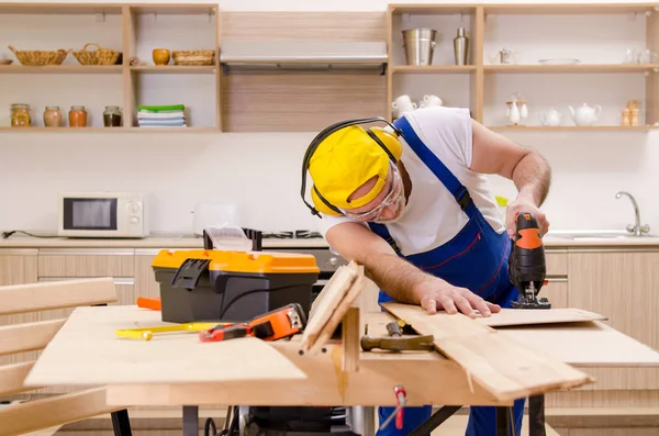 Betagter Lohnunternehmer, der in der Küche arbeitet — Stockfoto