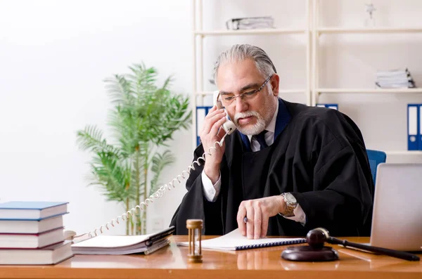 Abogado anciano trabajando en el juzgado —  Fotos de Stock
