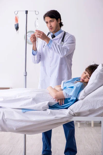 Medico maschio in visita paziente femminile in reparto — Foto Stock
