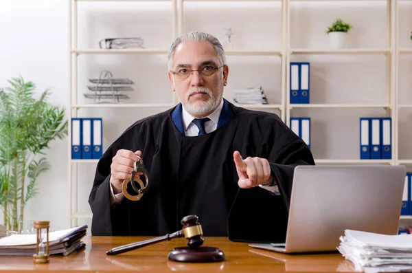 Oudere advocaat werkt in het gerechtsgebouw — Stockfoto