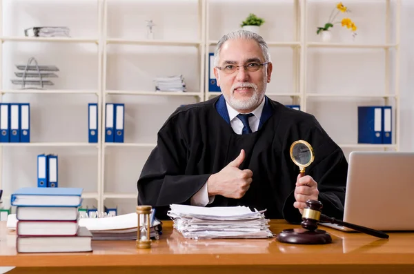 Aged lawyer working in the courthouse — Stock Photo, Image