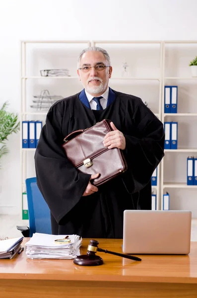 Abogado anciano trabajando en el juzgado —  Fotos de Stock