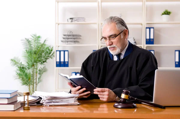 Advogado idoso trabalhando no tribunal — Fotografia de Stock
