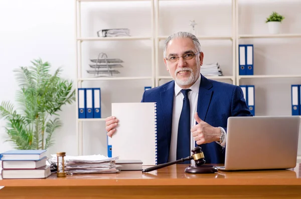 Abogado anciano trabajando en el juzgado — Foto de Stock