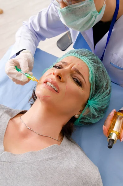 Жінка готується до косметичної пластичної хірургії — стокове фото