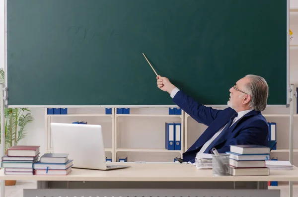 黒板の前で老人男性教師 — ストック写真