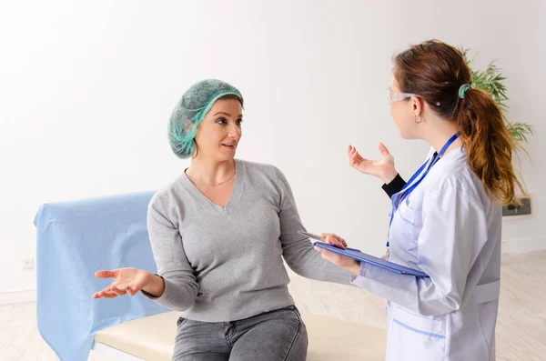 Mujer preparándose para cirugía plástica cosmética — Foto de Stock