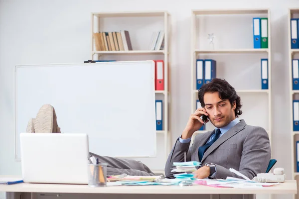 Joven hombre de negocios guapo en concepto de planificación presupuestaria — Foto de Stock